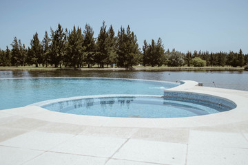 Piscina redonda en bosque