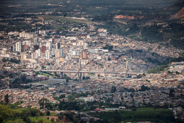 Fototapeta premium Ciudad de Pereira, Capital de Risaralda_Colombia, vista de la ciudad desde los cerros