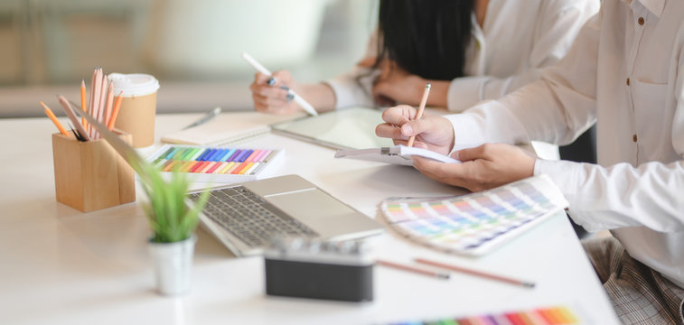 Cropped shot of graphic designer exchanging team their idea together in modern office