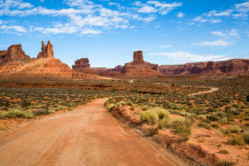 Road trip through southern Utah desert towers and red dirt. - obrazy, fototapety, plakaty