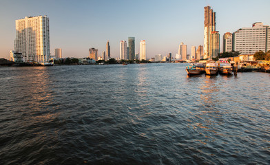 Fototapeta premium Bangkok city skyline and Chao Phraya river, Bangkok, Thailand