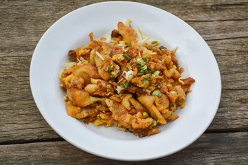 Crisp fried mussel pancakes. (Hoi Tod)