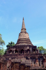 Fototapeta premium Ancient Ruin Pagoda at Wat Mahathat Sukhothai Historical Park, UNESCO World Heritage site.