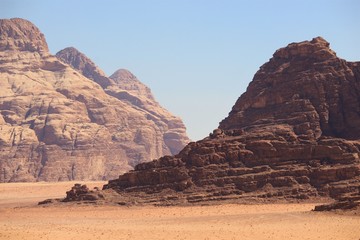Fototapeta premium the fascinating arid and desert landscape of Wadi Rum