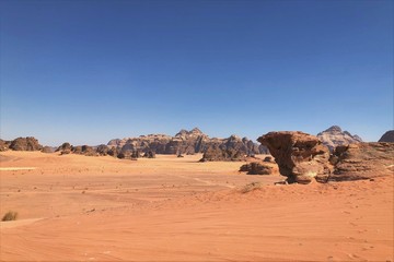 Fototapeta na wymiar the fascinating arid and desert landscape of Wadi Rum