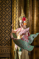 Obraz premium Beautiful Thai women are dressing in traditional Thai national costumes. To prepare for the pantomime drama scene