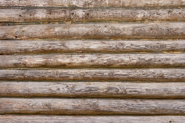 Obraz premium Wall of a house made of horizontal natural wooden logs