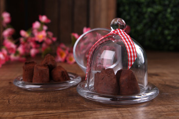 Praline unter Glasglocke