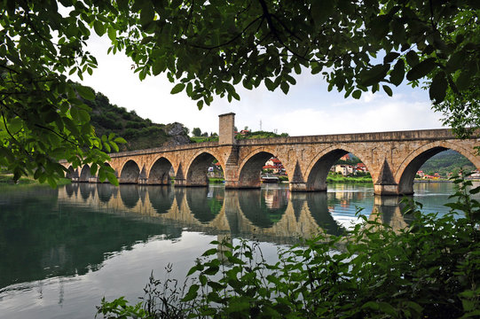 Die Br&uuml;cke &uuml;ber die Drina in Vi&scaron;egrad, Bosnien, Republika Srpska
