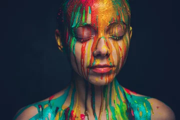 Poster Im Rahmen Junge Frau bedeckt mit einer bunten Farbe © Nejron Photo