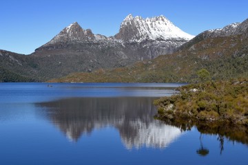 Fototapeta na wymiar Snow capped peaks reflected in Dove Lake at Cradle Mountain National Park in Tasmania, Australia