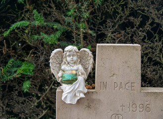 kleiner Engel auf einem Steinkreuz