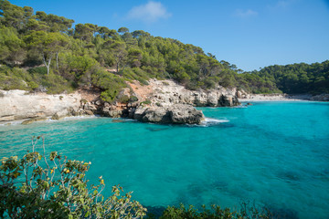 Obraz premium Cala Mitjana, jedna z najpiękniejszych plaż na Minorce na Balearach