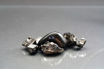 Especially minerals are called, which are said to have a healing effect in diseases or to improve the condition.