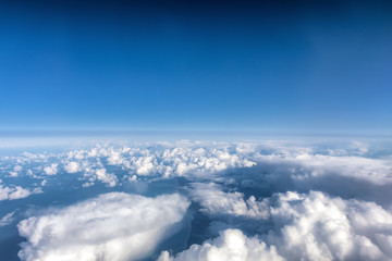 Luftaufnahme eines blauen Himmels mit weißen Wolken und Textfreiraum