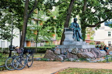 fontaneplatz mit denkmal von theodor fontane aus dem Jahre 1907 in neuruppin, deutschland