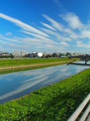 Fototapeta na wymiar 秋雲を映す朝の放水路風景