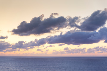 Naklejka na ściany i meble Colorida puesta de sol con grandes nubes sobre el océano