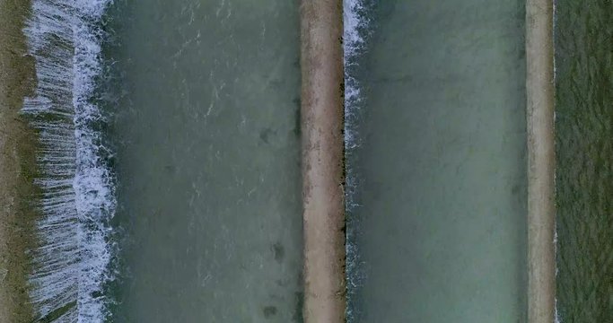 Agua turquesa de cascadas vista cenital con dron lineas paralelas