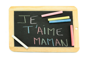 slate written in french on "I love you mom"