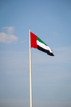 Die stolze Flagge von Dubai flattert im Wind