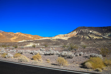 Deth Valley, Straße durch felsige Wüste