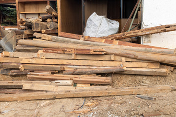 Fototapeta na wymiar 日本の古い木造住宅の解体工事