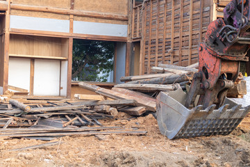 日本の古い木造住宅の解体工事