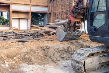 Fototapeta premium 日本の古い木造住宅の解体工事