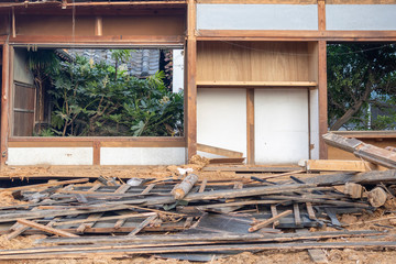 日本の古い木造住宅の解体工事
