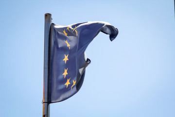 eine Europaflagge wehend im Wind beim schönsten Wetter