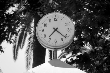 eine große Uhr zeigt den Menschen auf einem öffentlichen Platz die Zeit an