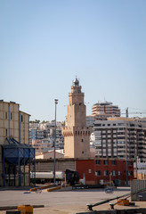Im Hafen von Palma de Mallorca steht ein alter Leuchtturm