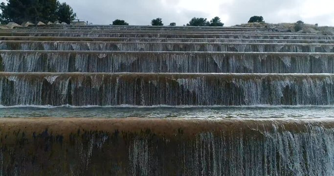 Vuelo ascendente dron de escaleras de agua de canal