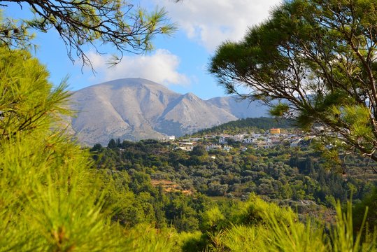 Blick auf die Ortschaft Kritinia und den dahinter liegenden  h&ouml;chsten Berg Ataviros (auch Attavyros, 1215 m) auf der griechischen Insel Rhodos