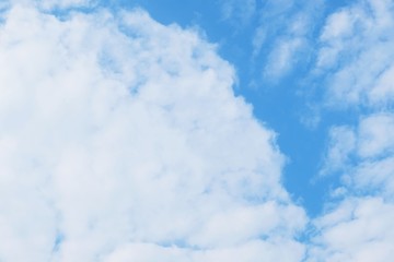 Obraz premium Looking up to the blue sky on a cloudy day.