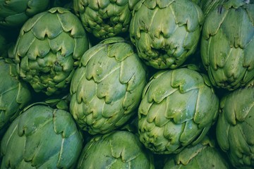 Fototapeta premium Green artichokes background 
