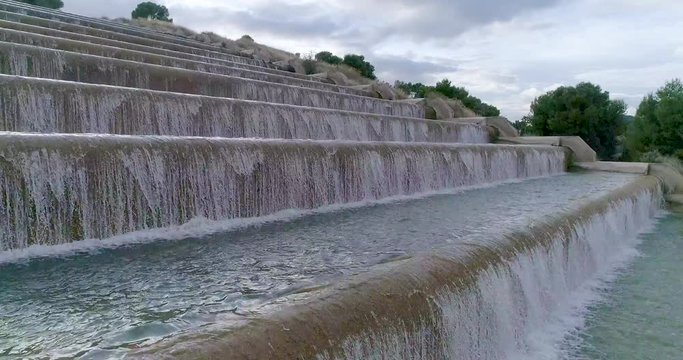 Vuelo ascendente de dron en escalinata de cascadas de agua