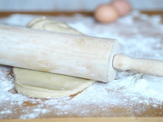 shortcrust pastry with flour and rolling pin on a table