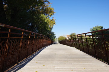 Passerelle en métal et fer pour piéton qui marche en ville 
