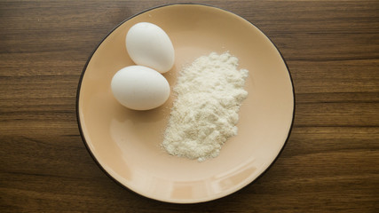Ovos e farinha para cozinha