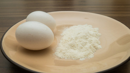 Fototapeta na wymiar Ovos e farinha para cozinha