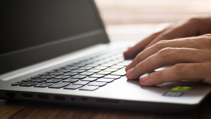 digitando em laptop moderno