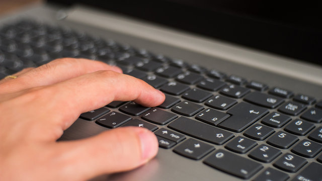 digitando em laptop moderno