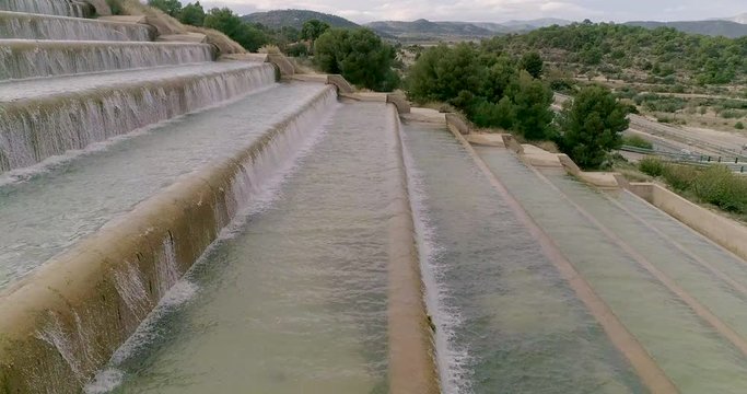 Escalinata de agua vista lateral dron subiendo