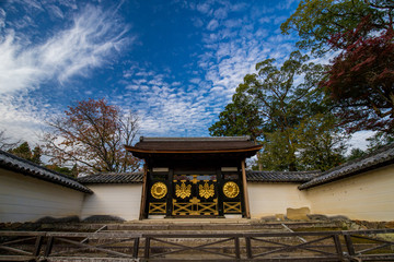 紅葉シーズンの京都のお寺の風景