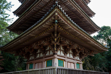 Fototapeta premium 紅葉シーズンの京都のお寺の風景