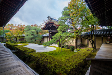 京都のお寺の紅葉シーズンの風景