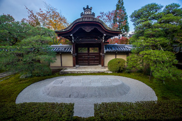 Fototapeta premium 京都のお寺の紅葉シーズンの風景