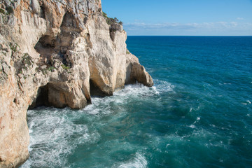 Fototapeta na wymiar Côte rocheuse sur le littoral près de Son Bou, station balnéaire à Alaior, Minorque, îles Baléares